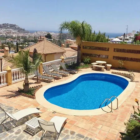Con Piscinas Y Vistas De Ensueno Feriehus